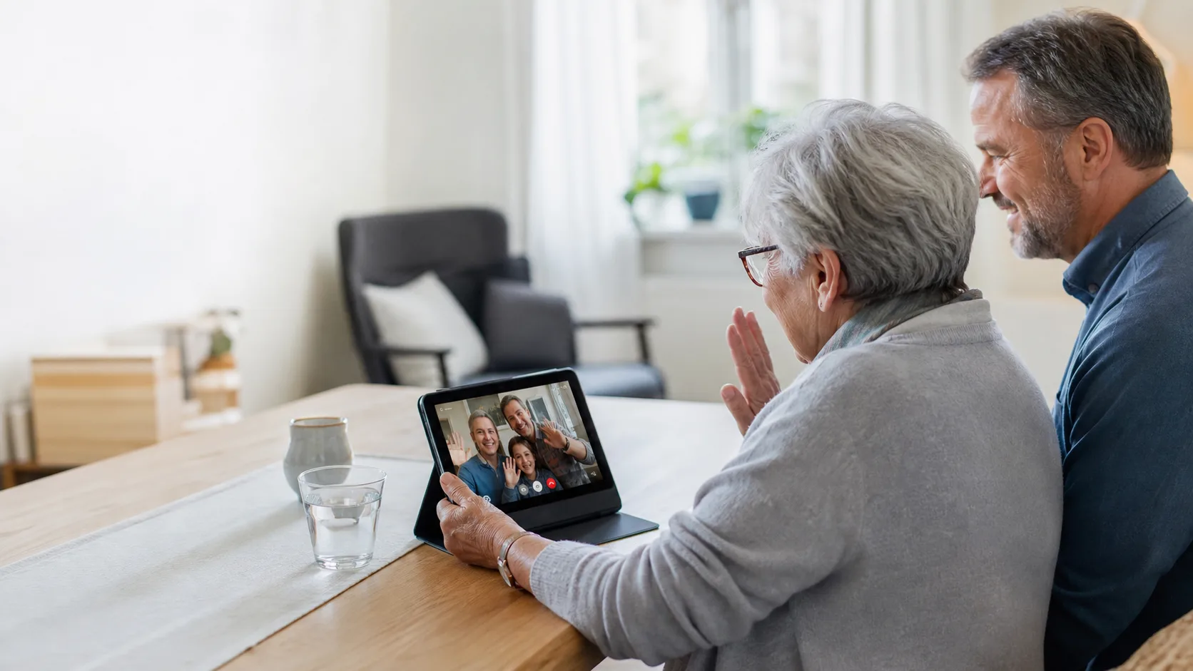 Seniorin nutzt ein Tablet für einen Videoanruf mit der Familie